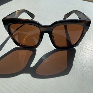 Large brown/tortoiseshell sunglasses